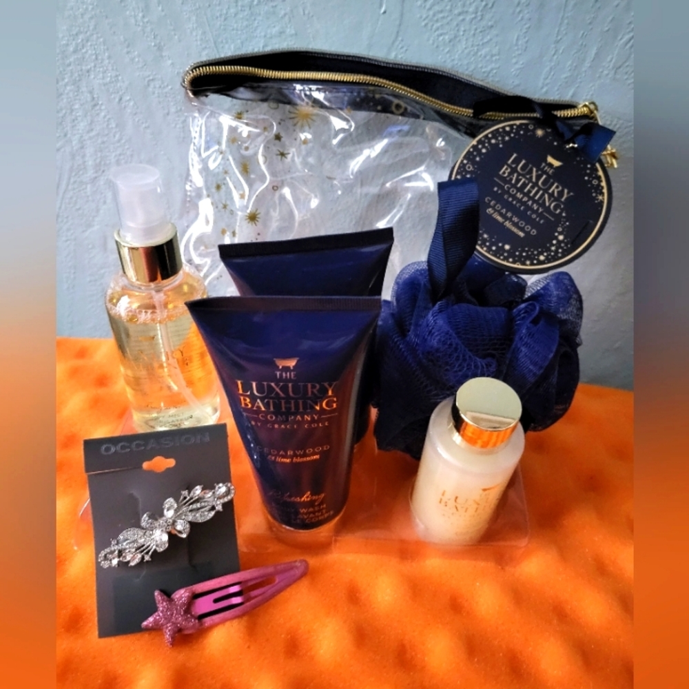 THE LUXURY BATHING COMPANY GIFT SET Sparkle Barrettes Body Wash Lotion